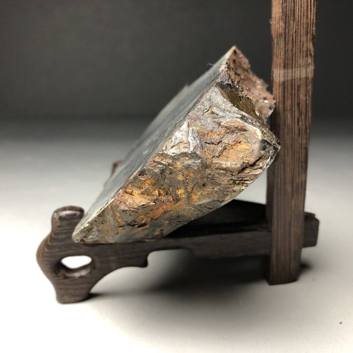 アルタイ隕石重さ1100g 鉄隕石外皮付き隕石原石宇宙パワー立て付き