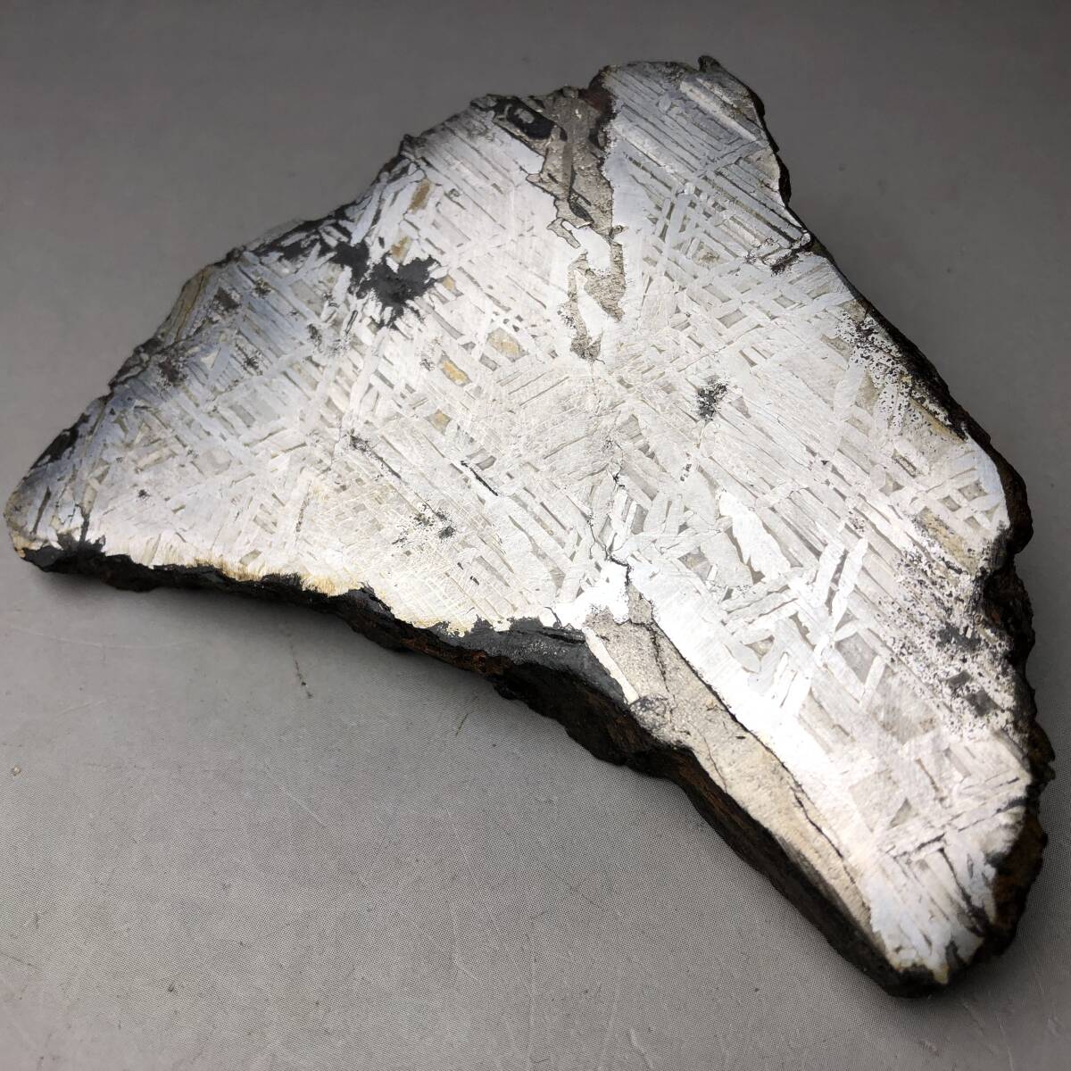 アルタイ隕石 鉄隕石　外皮付き隕石　ナチュラル　原石　重さ約695ｇ アルタイ隕石重さ245g 鉄隕石外皮付き隕石原石宇宙パワー立て付き