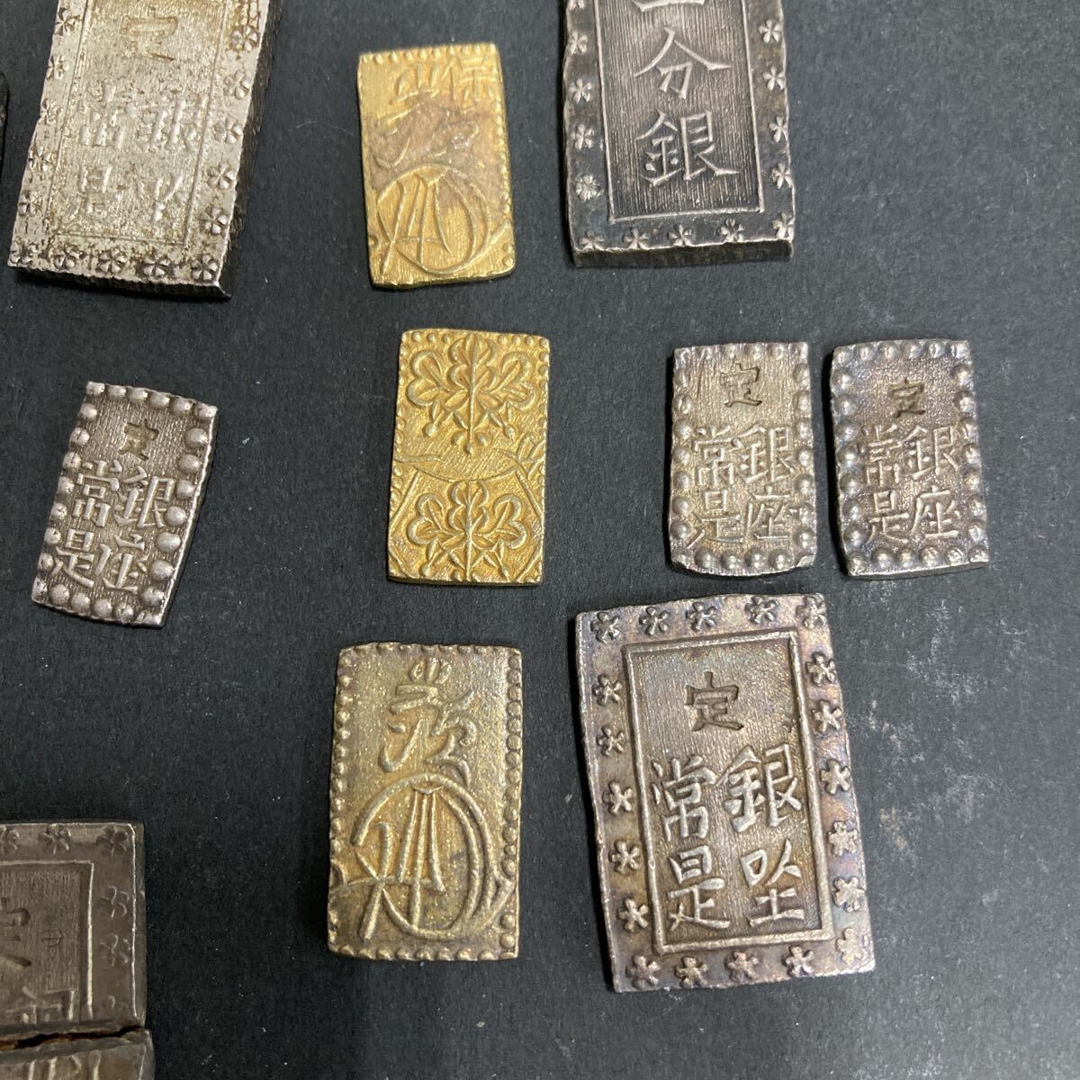 1円から！一分銀　一朱金　など　大量おまとめ！管理番号3001 銀座常是 日本古銭 コレクション 一朱銀 一分銀 古銭  - image 10