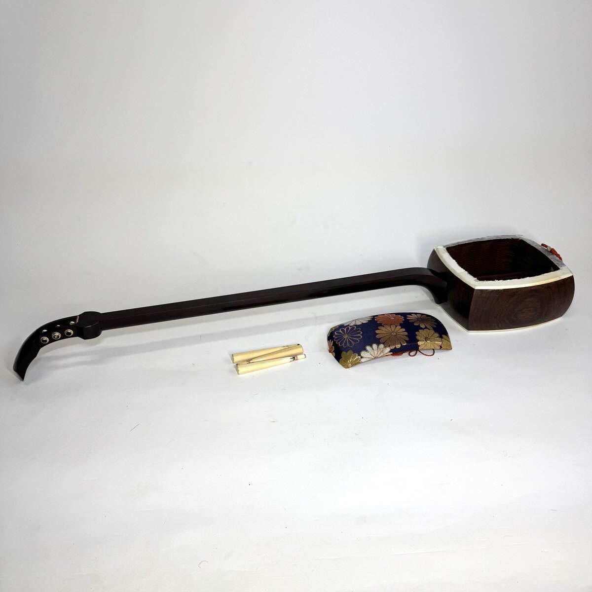 長唄三味線細棹子持ち綾杉胴金細K9刻印金具トチあり高級糸巻き棹24mm