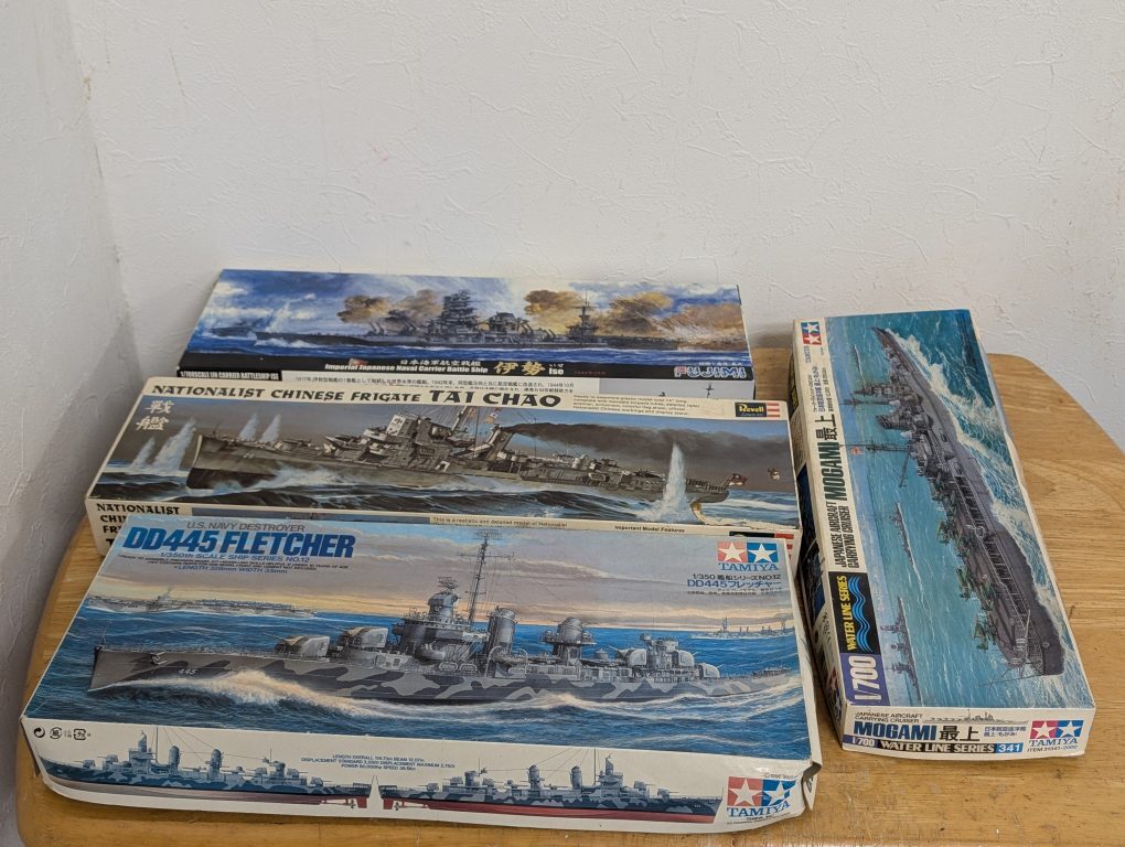 （10）.タミヤ フジミ1/700 最上、フレッチャー、伊勢 組塗装途中ジャンク、レベル1/248 TAI CHAO の4個セット - image 1