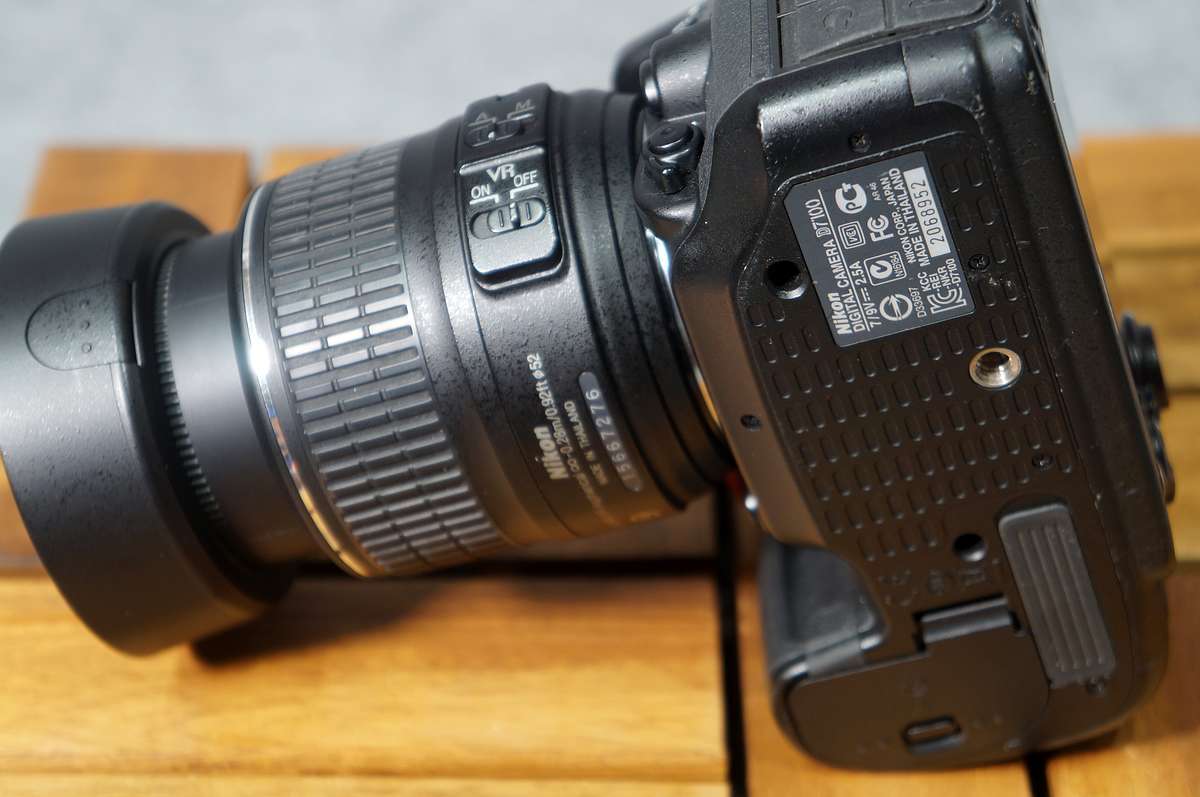 NIKON ニコン D7100+AF-S NIKKOR 18-55 +バッテリー +充電器 +ストラップ （USED：画面に傷あり） - image 1